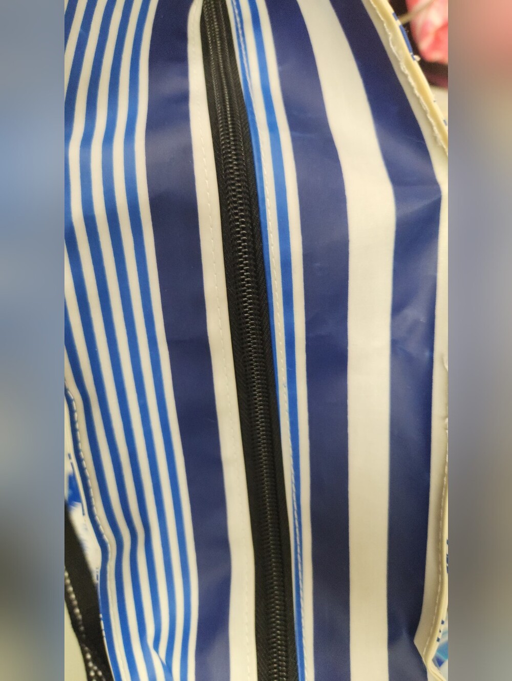 Scout Sport Huge Blue and White Patterned Tote with Black Handles Zipper Top - Picture 6 of 8